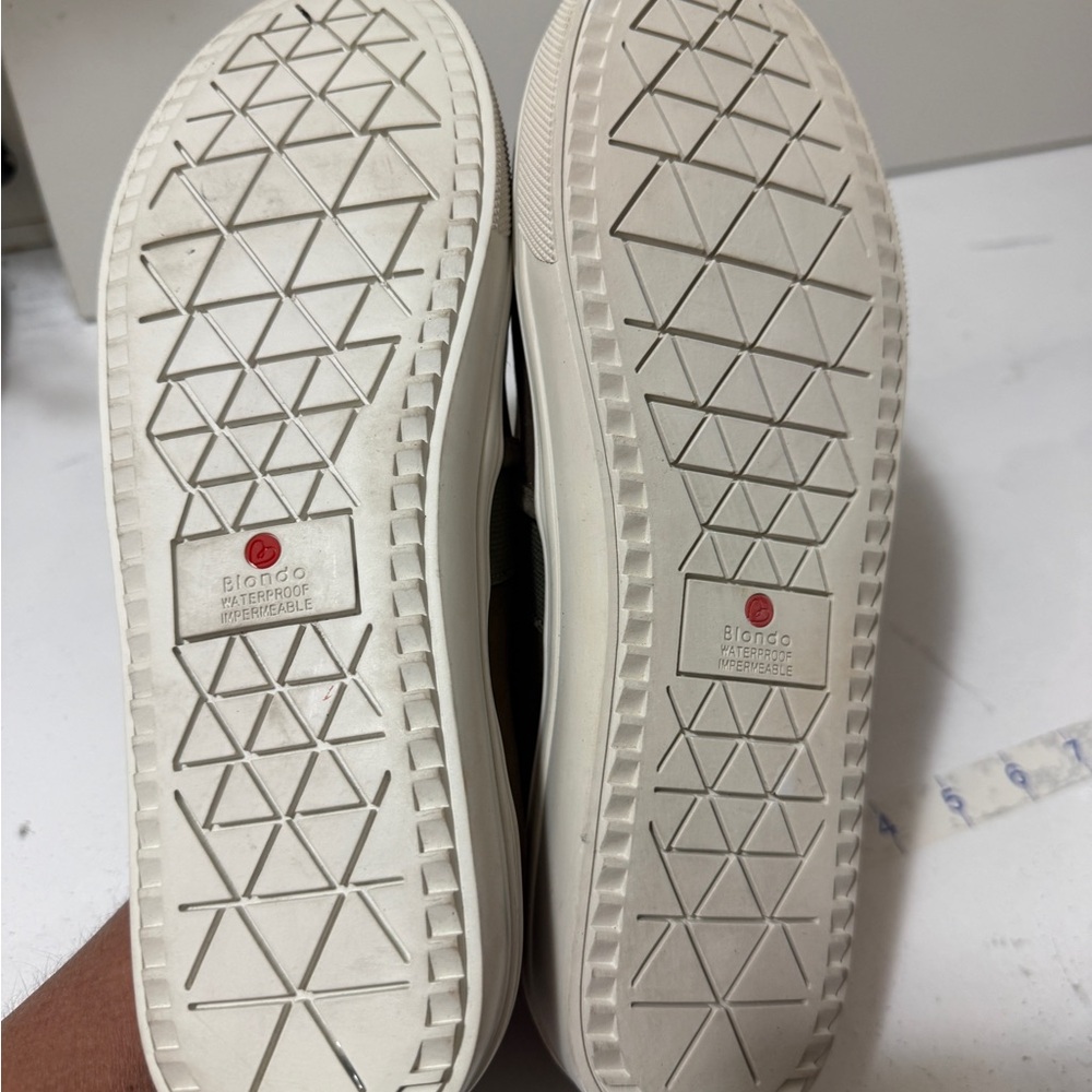 Blondo women's Slip-On Casual Sneakers in Dark Brown new conditions - Picture 10 of 10